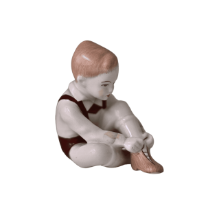 Porcelán figura, Öltözködő kisfiú